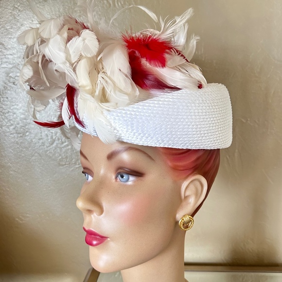 SOPHISTICATED 1970s' WHITE STRAW CAP WITH WHITE AND RED CURLY FEATHERS - Picture 7 of 11